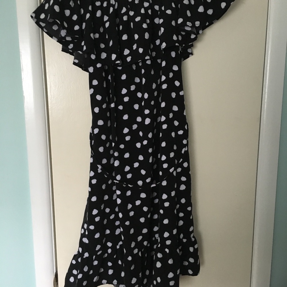 Super cute ruffle off the shoulder dress!